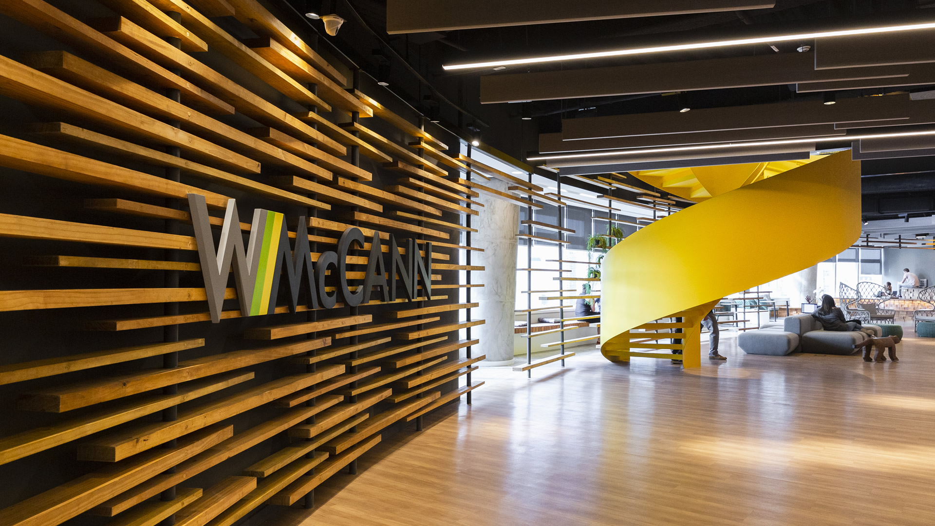 Na imagem, é exibida a recepção da WMcCann em São Paulo