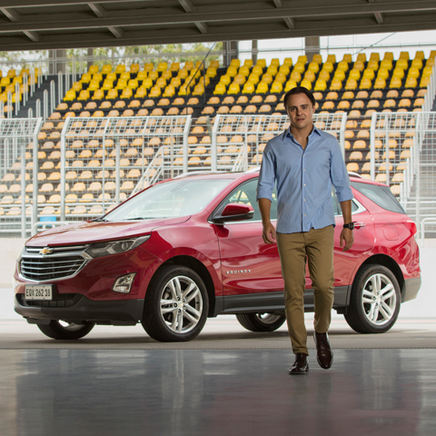 Na imagem, Felipe Massa caminha após sair de seu Chevrolet.