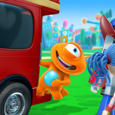 Na imagem, o mascote Pebê convida outros brinquedos a entrarem no ônibus.