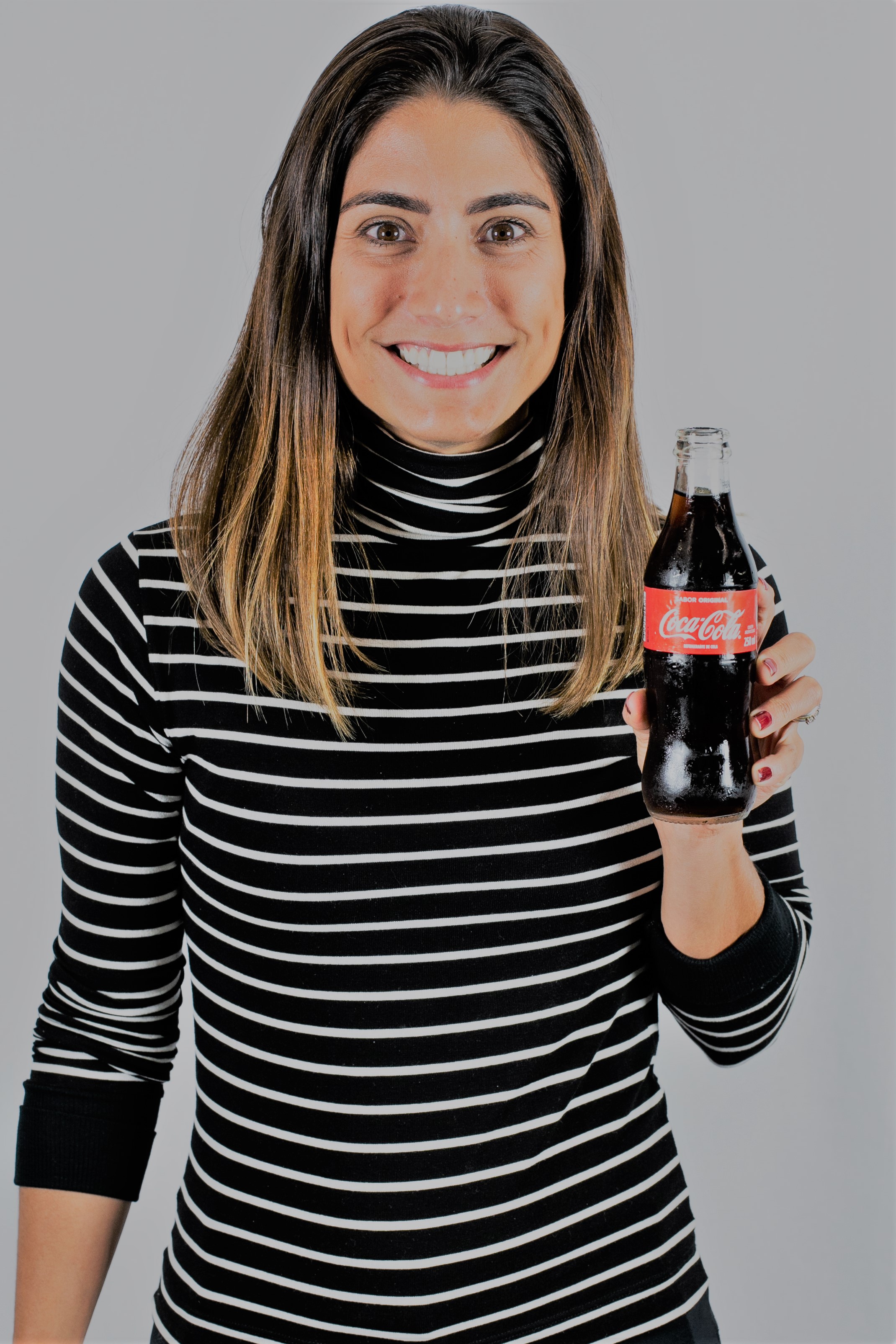 Beatriz Bottesi segura uma Coca-Cola