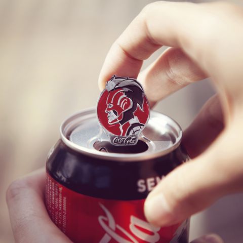 Uma Coca-Cola com uma com um pin da Capitã Marvel.