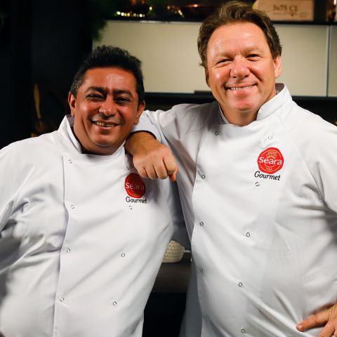 Claude Troisgois e João Batista juntos com avental da Seara Gourmet.