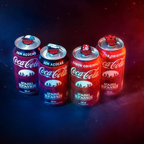 Quatro latas de Coca-Cola Pin Tabs edição Stranger Things, uma do lado da outra.