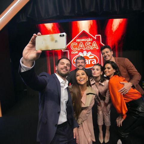 Duda Nagle, Sabrina Sato, Vera Viel, Rodrigo Faro, Camila Queiroz e José Cirilo, da Seara, posam para selfie juntos.