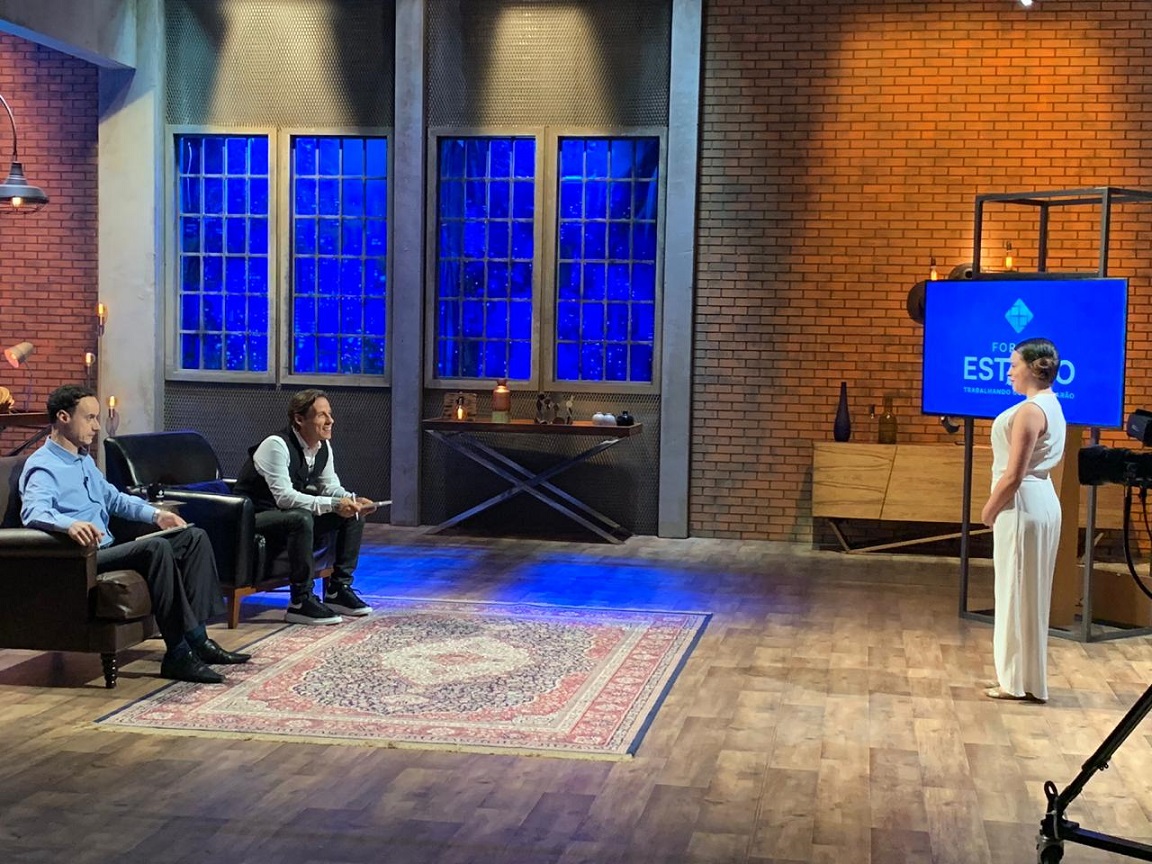 Apresentadores do programa Shark Tank Brasil sentados em gravação.