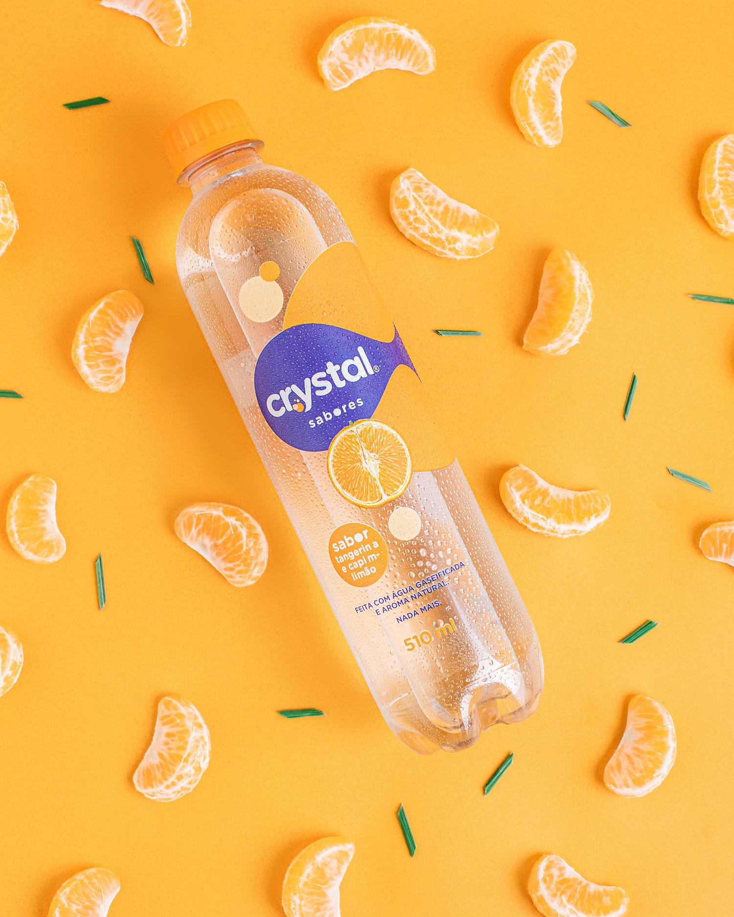 Garrafa de Crystal Sabores sobre um fundo na cor laranja e gomos de tangeria que simbolizam o sabor da água.