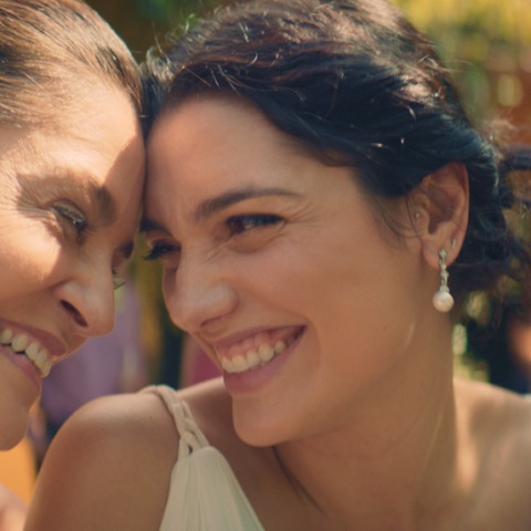 Mãe e filha sorriam uma para a outra