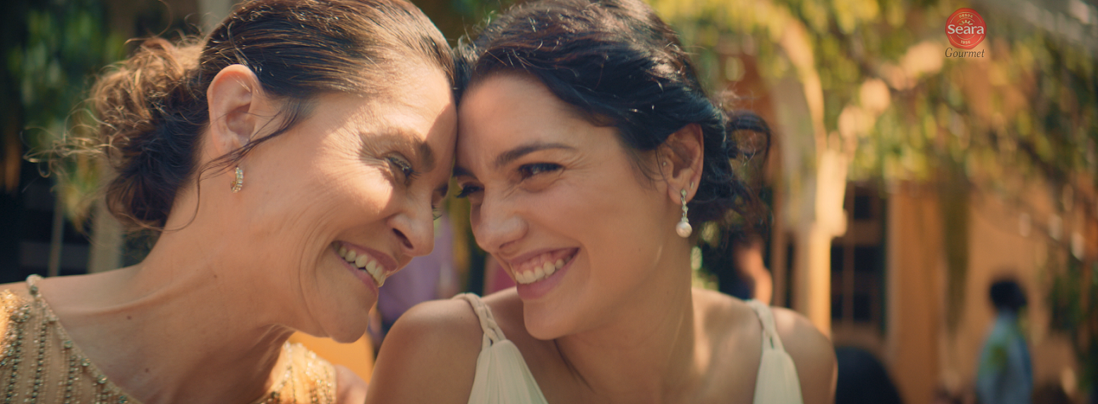 Mãe e filha sorriam uma para a outra