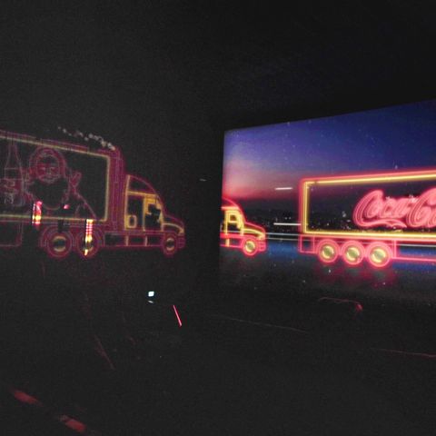 Foto da sala de cinema com projeção personalizada do especial de natal da Coca-Cola