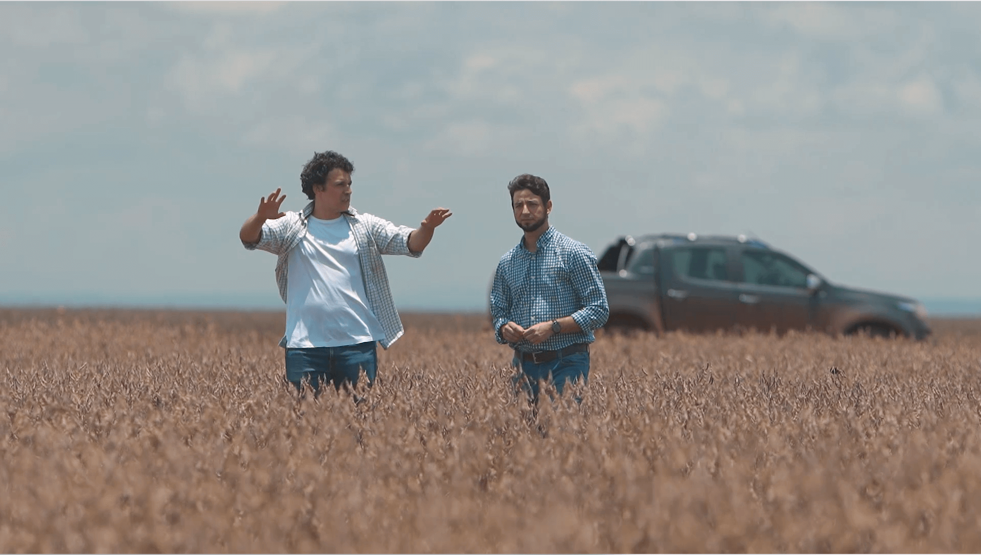 Dois homens conversam ao ar livre e no fundo uma Chevrolet S10.