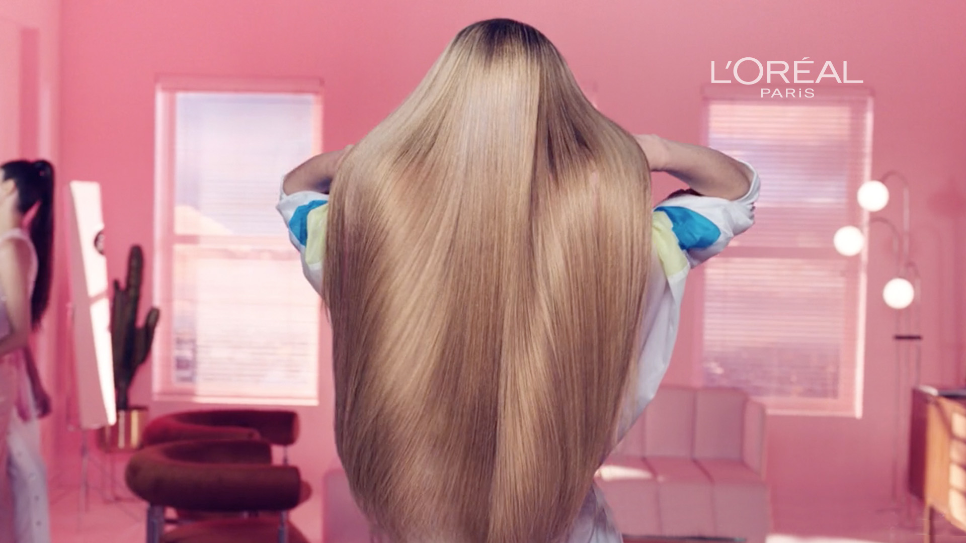 Imagem de uma pessoa de costas com foco em seu cabelo longo, liso e loiro.