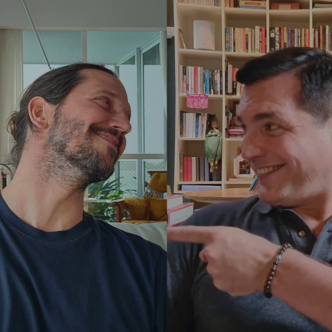 Na imagem, os atores Vladimir Brichta e Daniel Boaventura dividem a tela, um olhando para o outro e sorrindo.