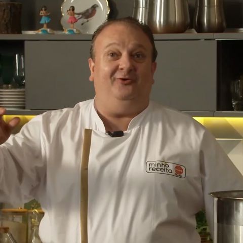 Na imagem, o chef Erick Jacquin está numa cozinha, vestindo um avental que está escrito 'Minha receita', e também com logo da linha Seara Gourmet.