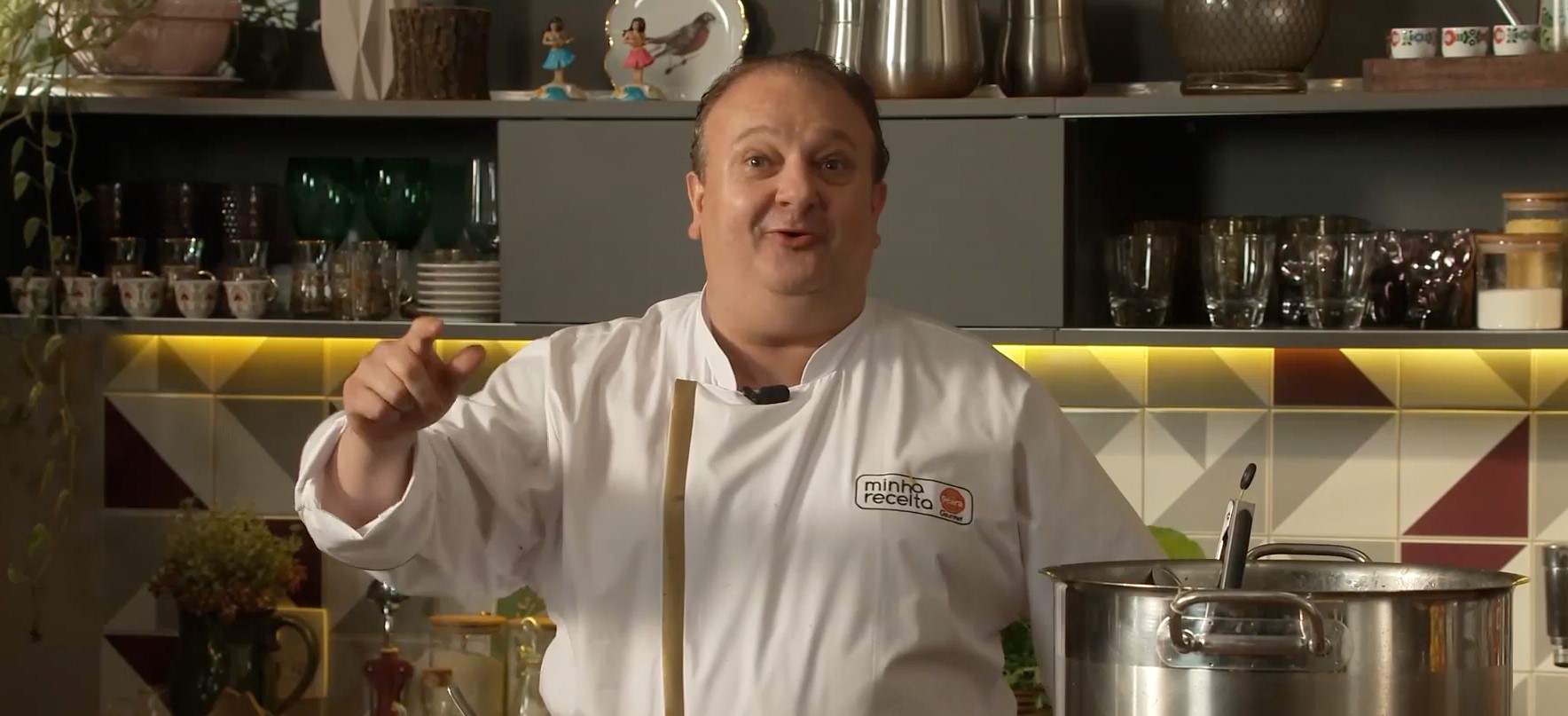 Na imagem, o chef Erick Jacquin está numa cozinha, vestindo um avental que está escrito 'Minha receita', e também com logo da linha Seara Gourmet.