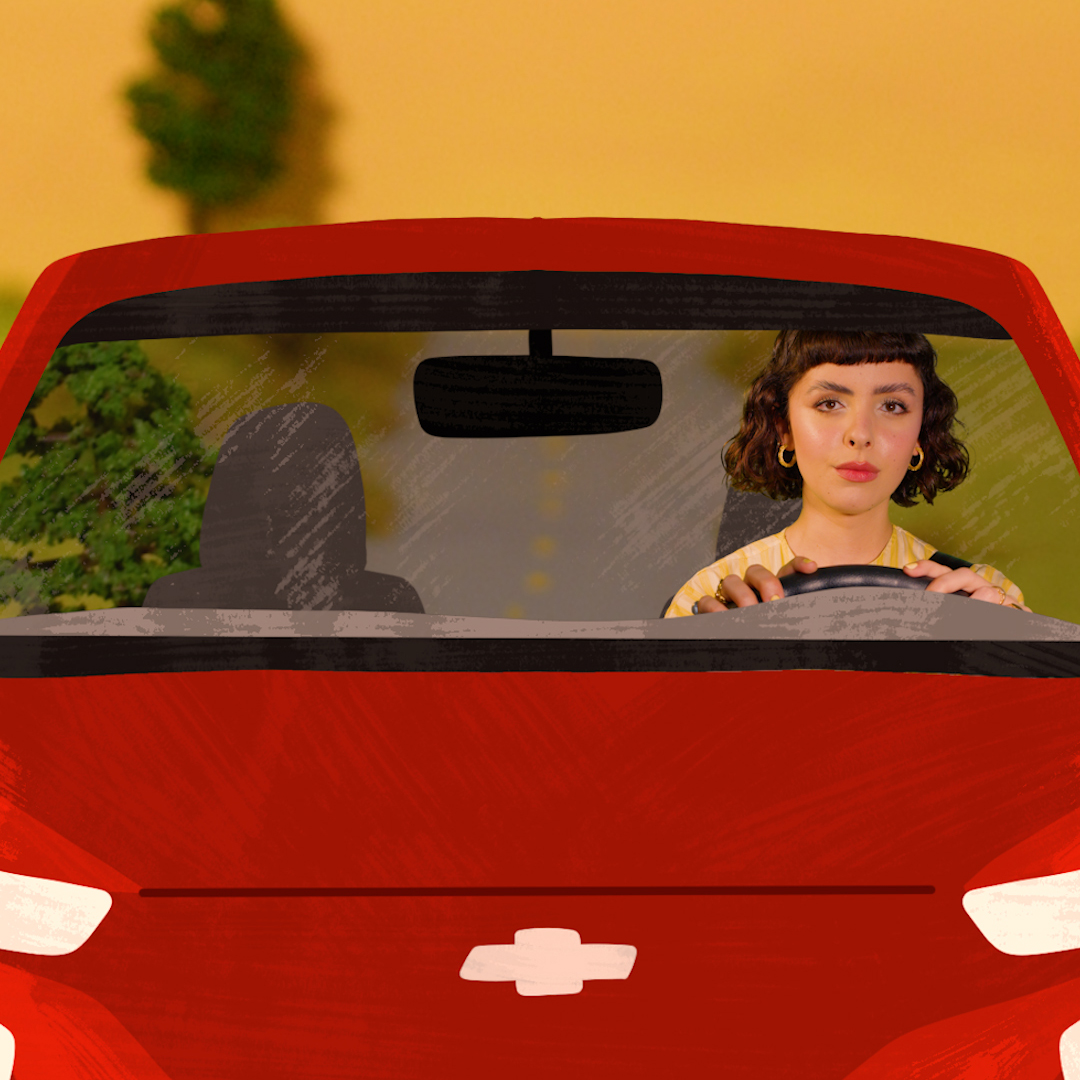Uma moça dirigindo um carro vermelho da marca Chevrolet por uma estrada vazia em 2D