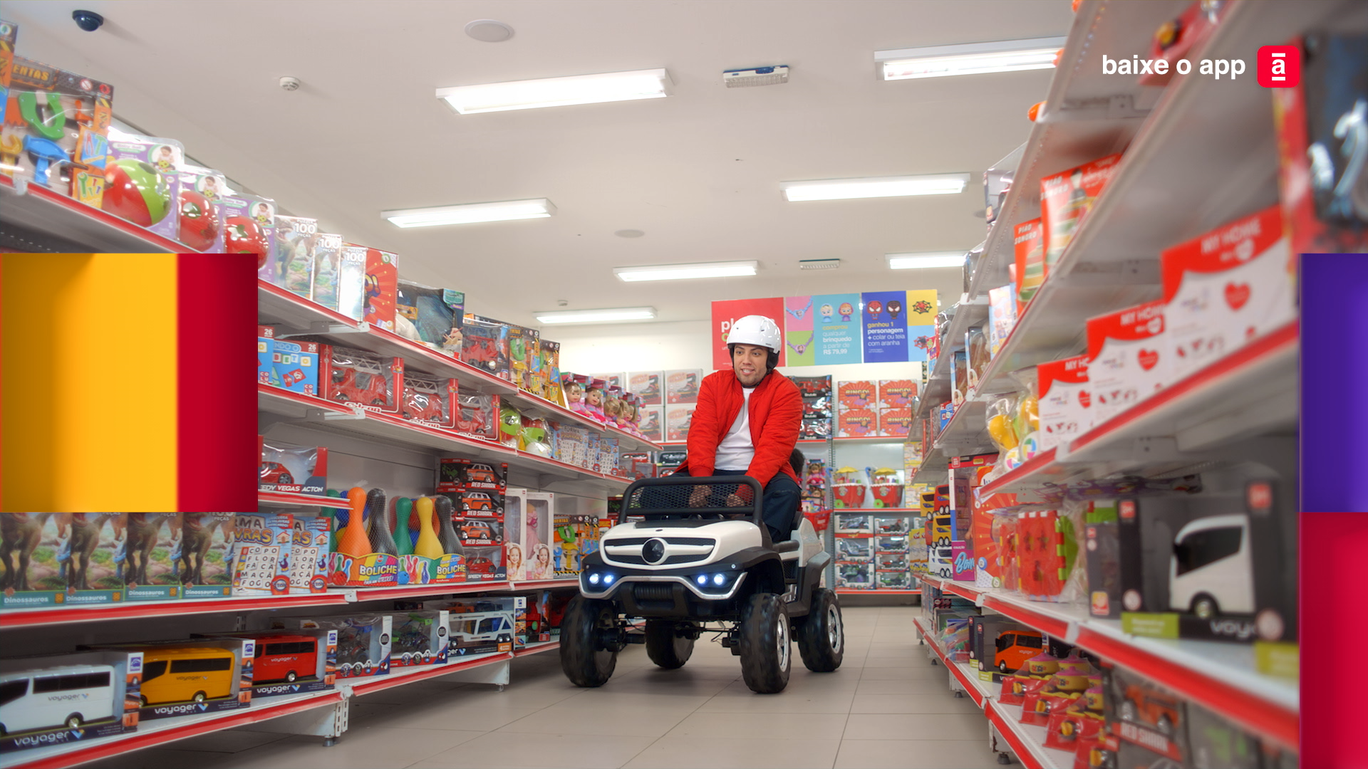 Na imagem o influenciador Lucas Rangel está dentro de um carrinho automático com um capacete correndo pelo corredor de uma das lojas Americanas